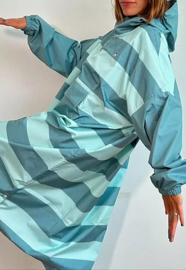 Poncho de pluie Green Stripes - Adultes - Poule Party – Image 1