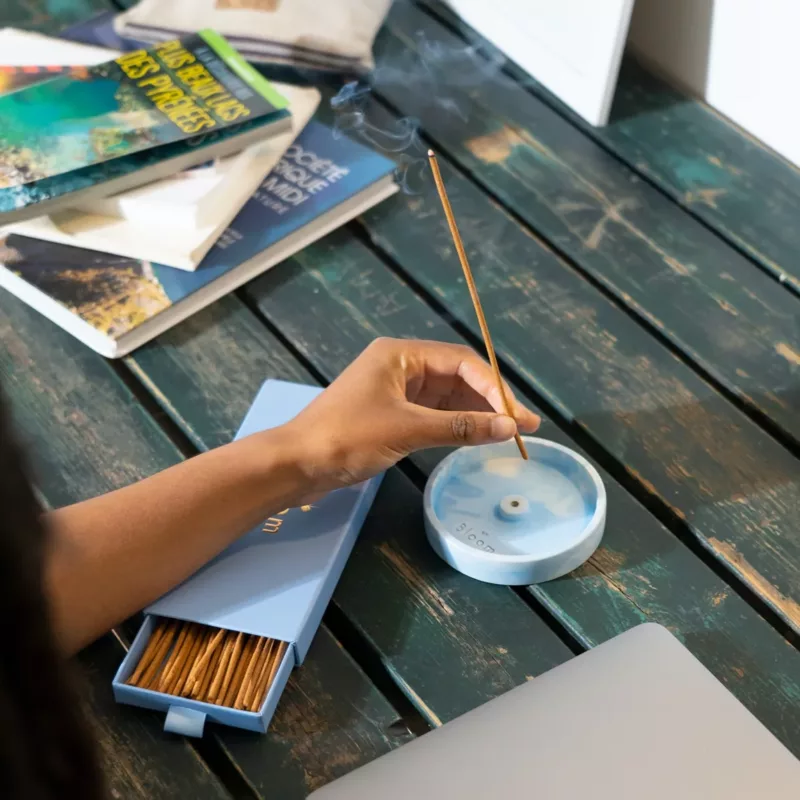 Porte-encens artisanal en béton (bleu)