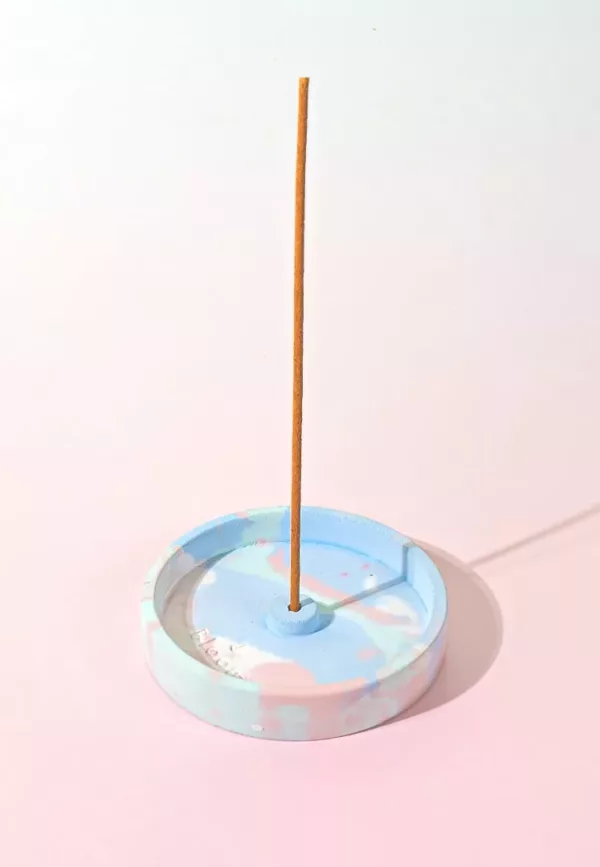 Porte-encens artisanal en béton (multicolore) – Image 1