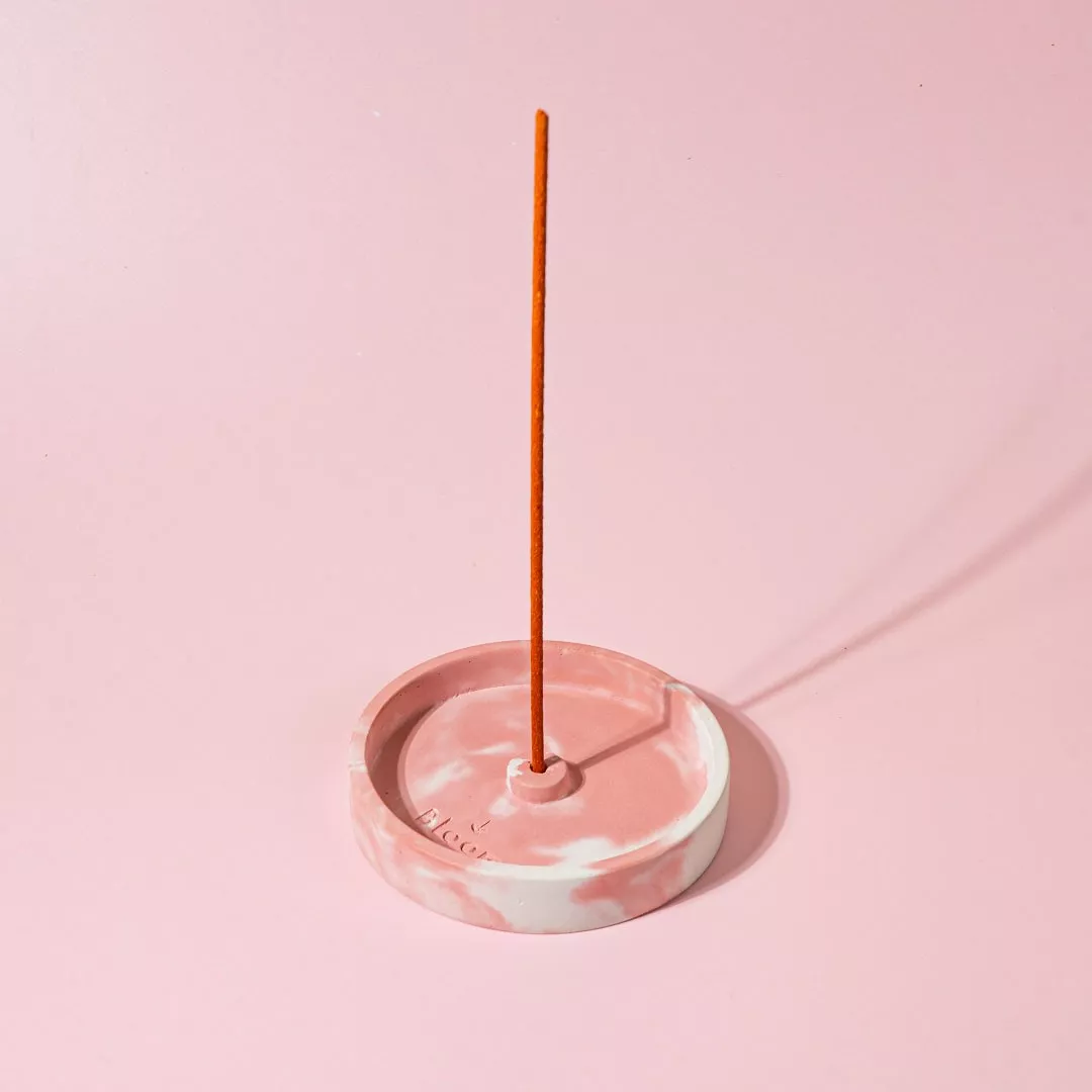 Porte-encens artisanal en béton (rose) – Image 1