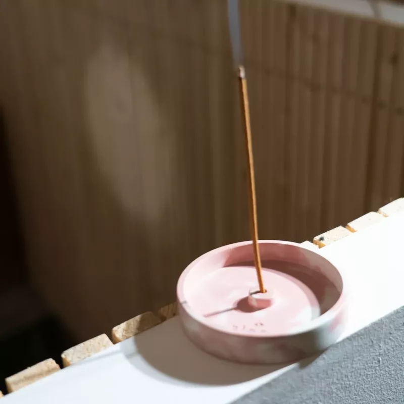 Porte-encens artisanal en béton (rose)