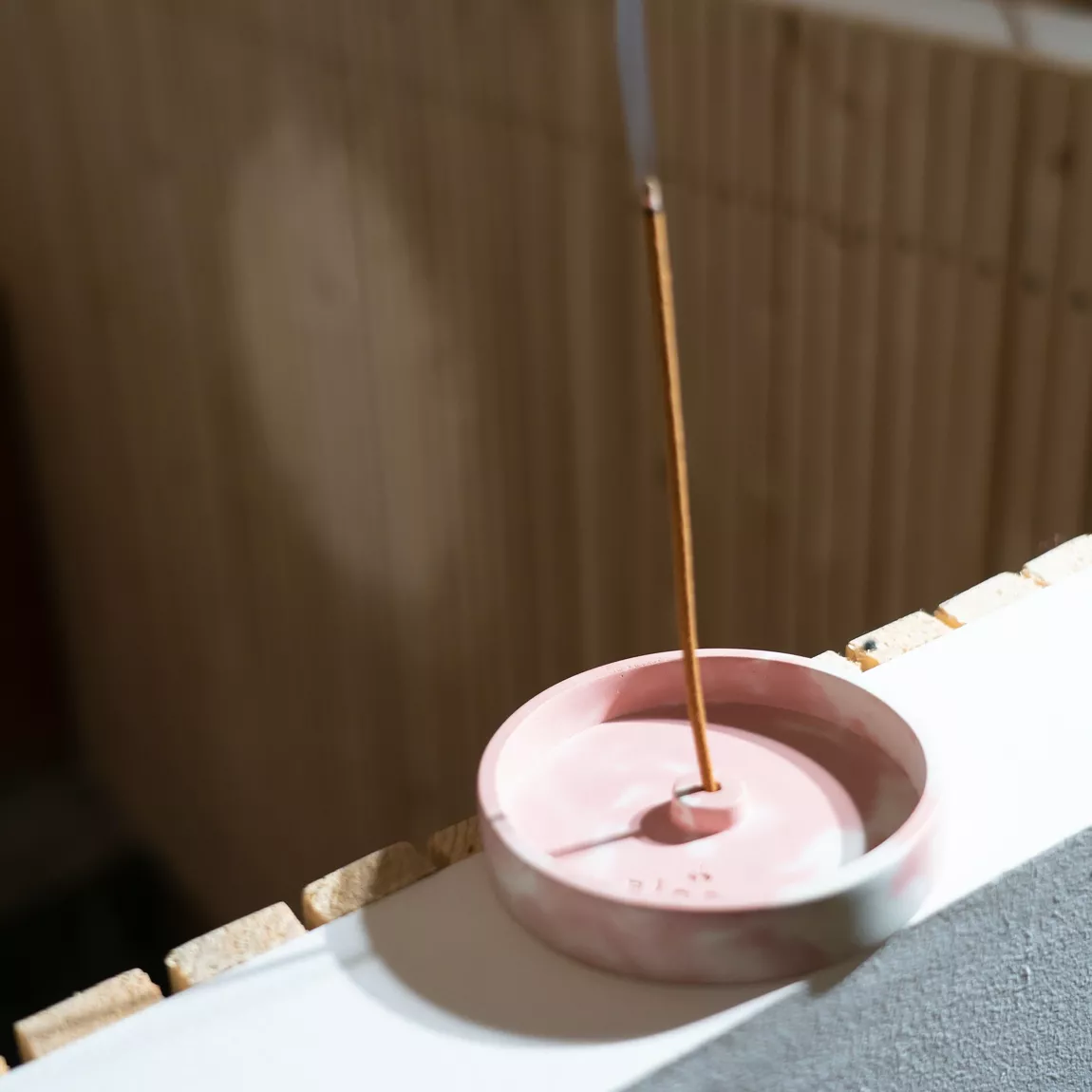 Porte-encens artisanal en béton (rose) – Image 3
