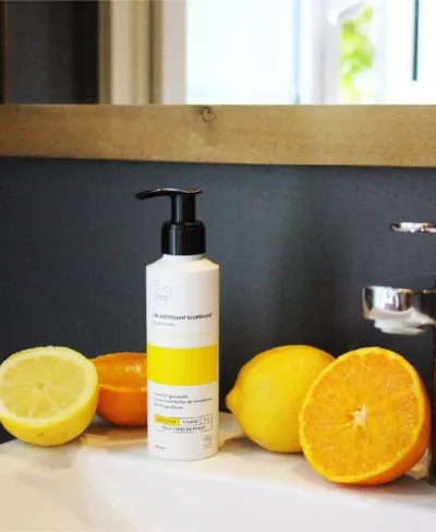 Gel nettoyant illuminant à la vitamine C – Image 1