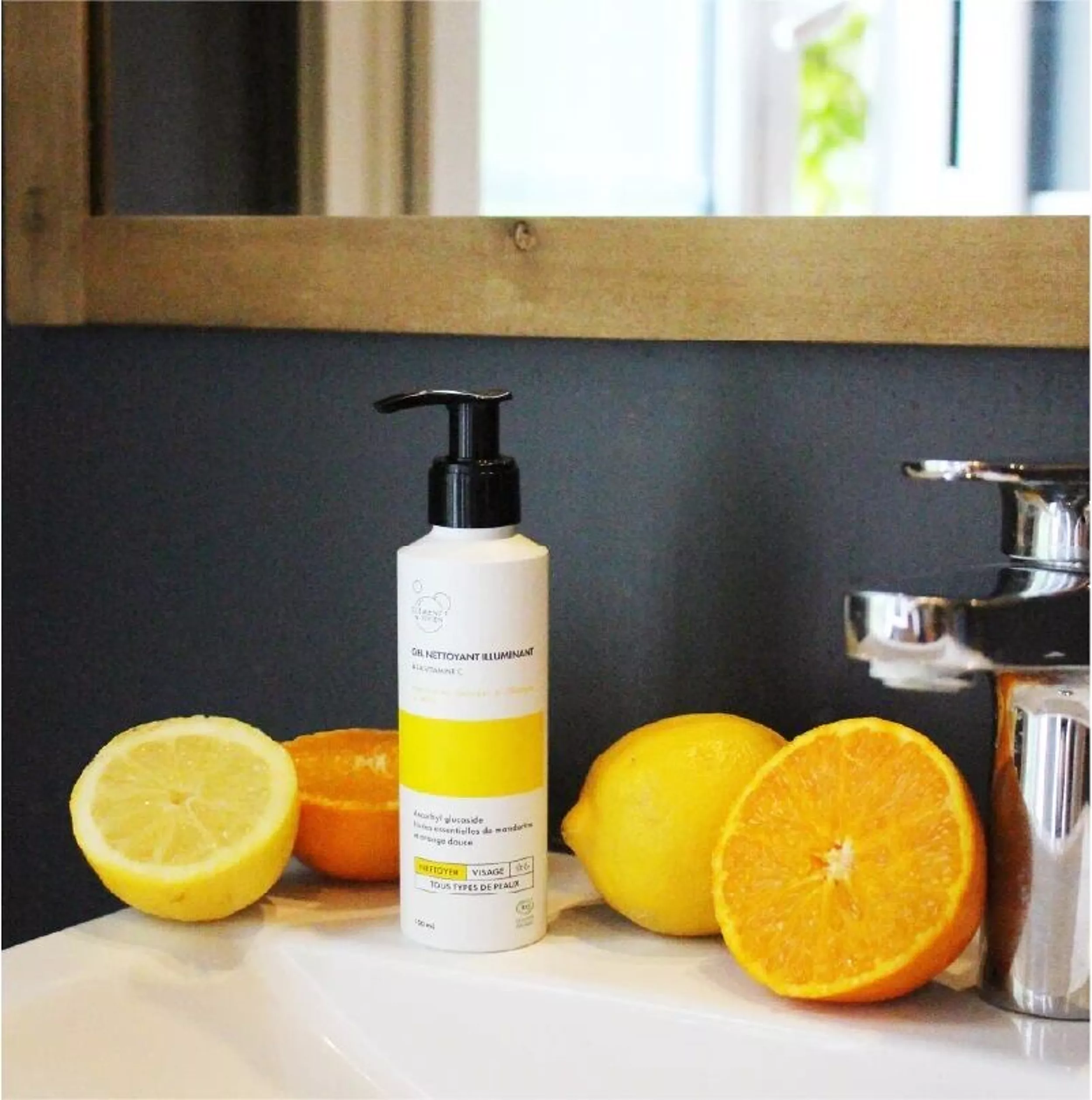 Gel nettoyant illuminant à la vitamine C – Image 1