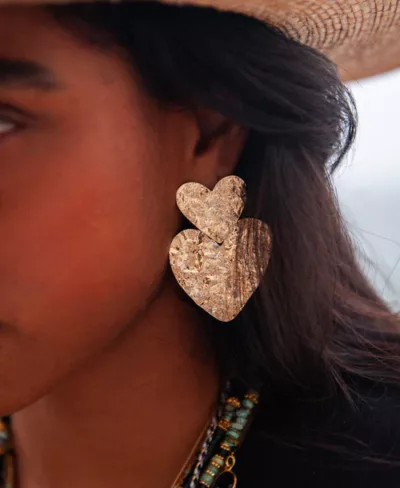 Boucles d'oreille coeurs martelés - MANON 101 – Image 1
