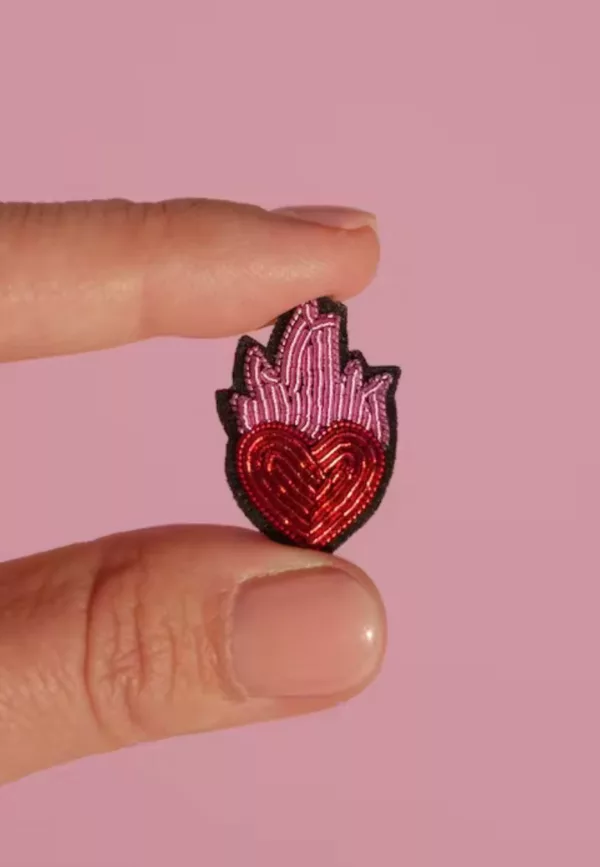Broche Mini Coeur Enflammé – Image 1