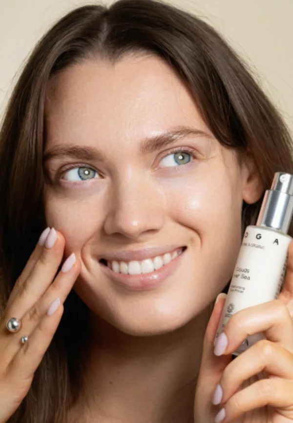 Cloud Over Sea - Base hydratante pour le visage à l'acide hyaluronique et à l'ambre blanc - Uoga Uoga – Image 2