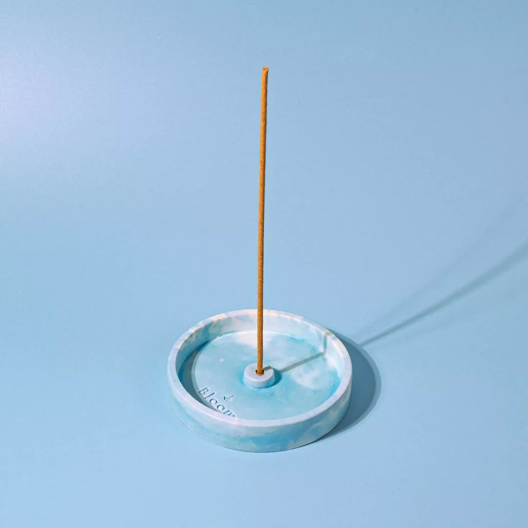 Porte-encens artisanal en béton (bleu) – Image 1