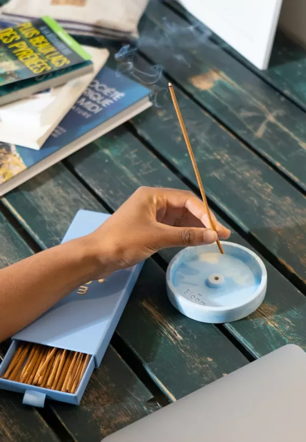 Porte-encens artisanal en béton (bleu) – Image 3