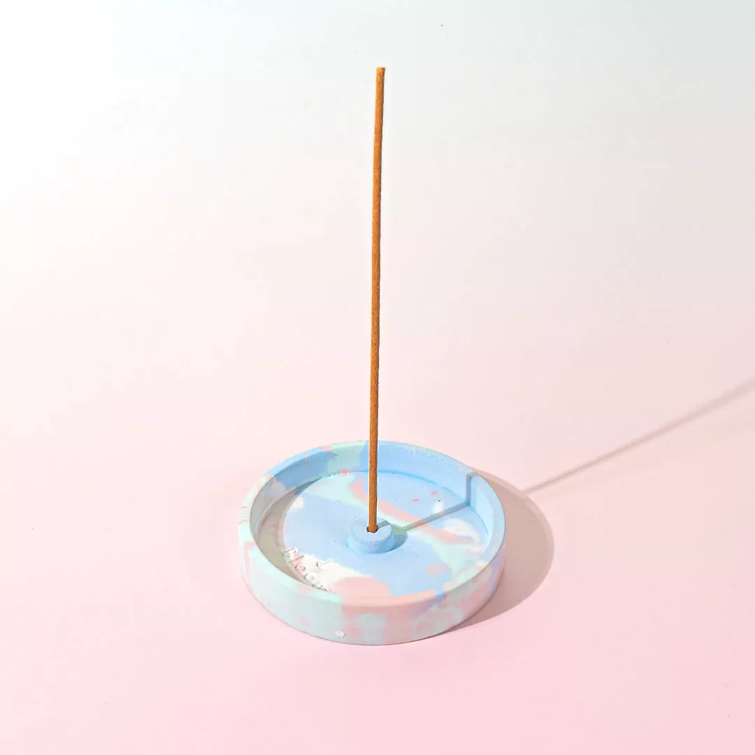 Porte-encens artisanal en béton (multicolore) – Image 3