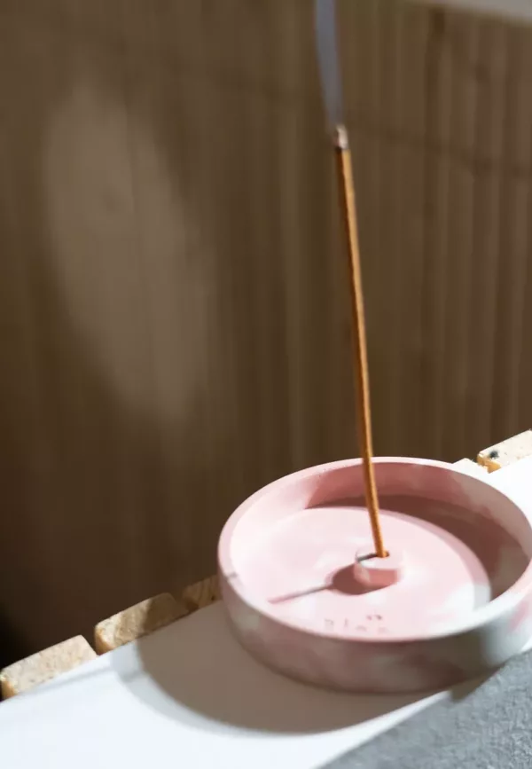 Porte-encens artisanal en béton (rose) – Image 3