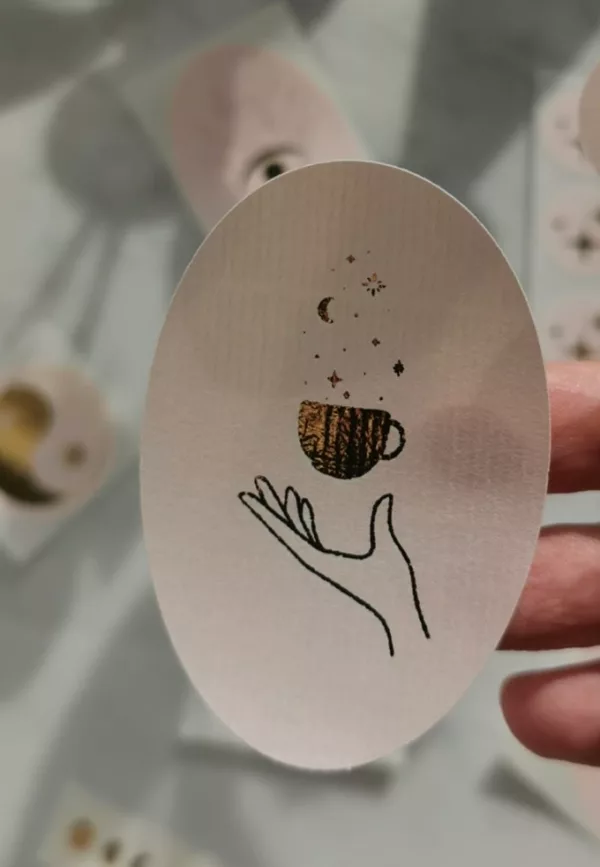 Univers dans une tasse de thé - Autocollant – Image 2