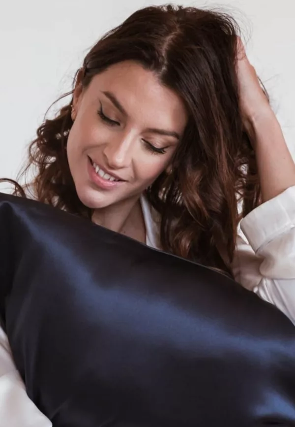 Taie oreiller en soie - Bleu Nuit -  Emily's Pillow – Image 1